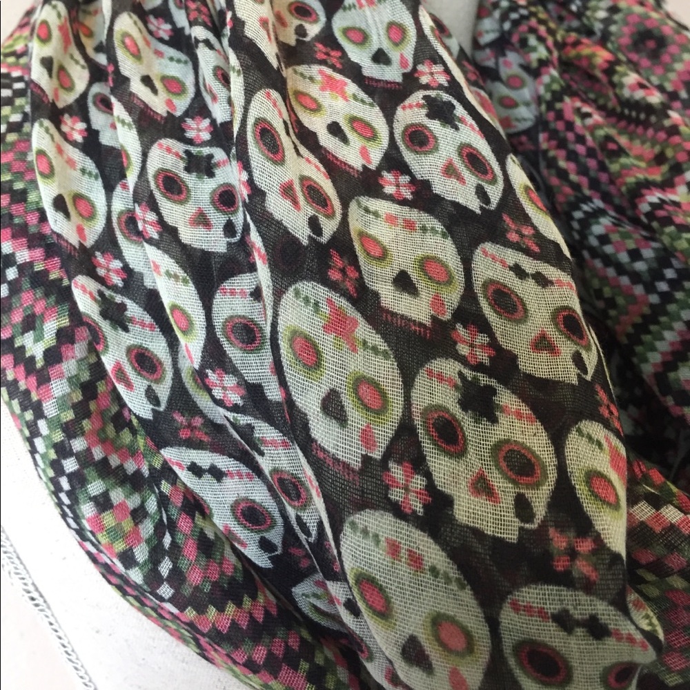 Skull Infinity Scarf 💀🌸 - Picture 2 of 5